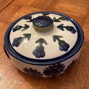 PILLAR STONEWARE COVERED DISH
